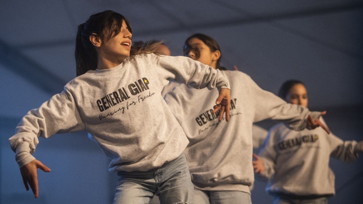 Joves ballant sobre un escenari / Font: Ajuntament