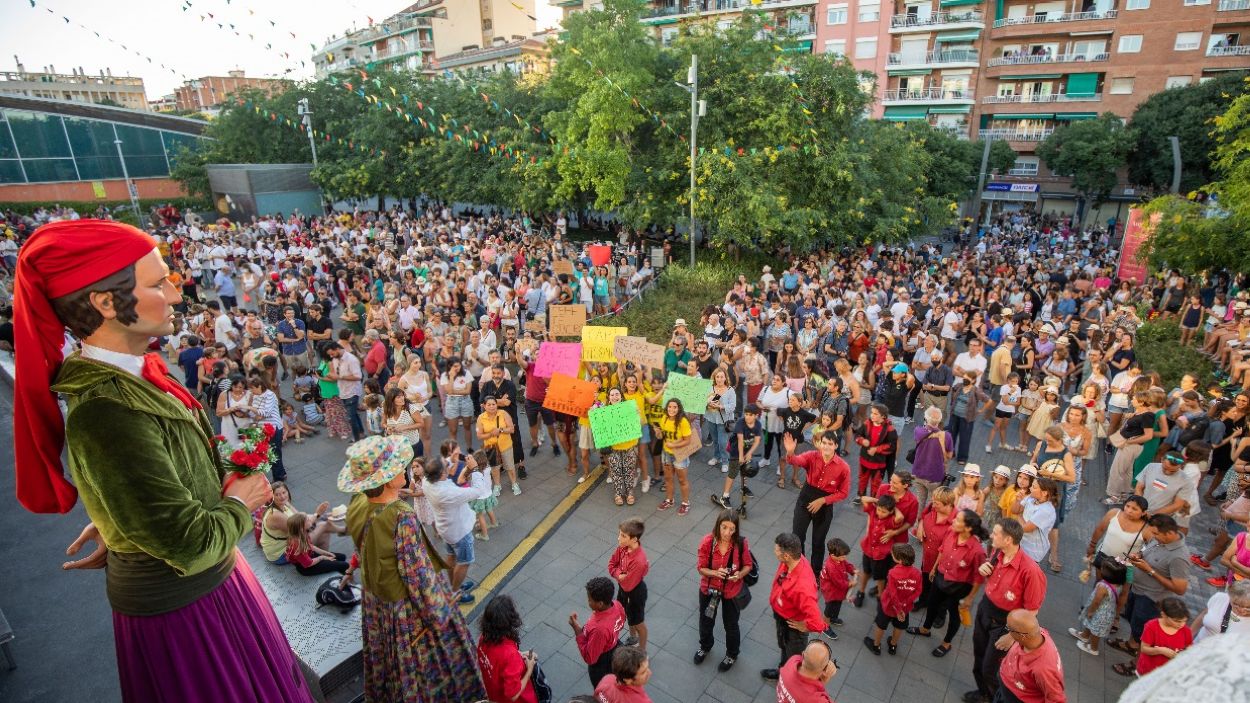 La plaça de la Vila plena de gom a gom durant el pregó de Festa Major / Foto: Premsa Ajuntament