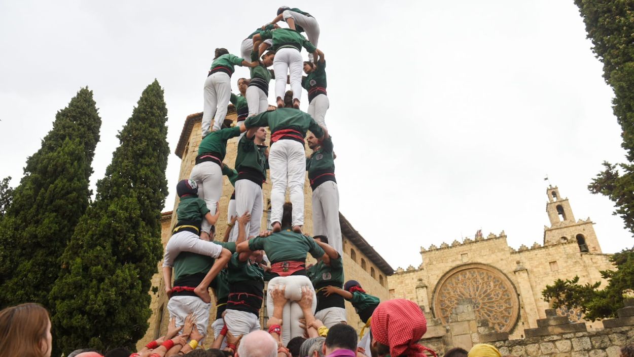 El 5 de 7 del Gausacs davant el Monestir per Festa Major / Foto: Ajuntament