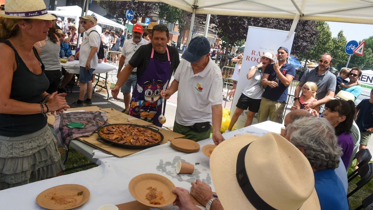 Moment del tast d'arrossos per part del jurat / Foto: Ajuntament de Sant Cugat