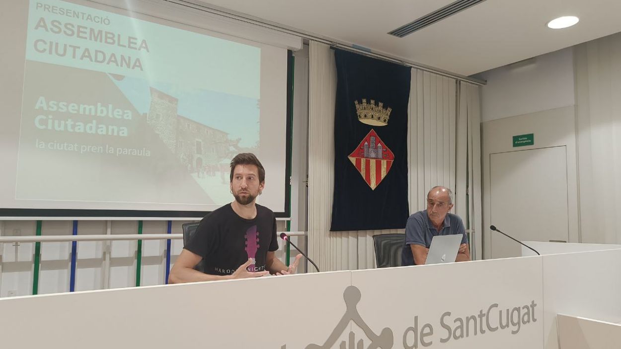 Marco Simarro i Carles Castell, aquest dimecres a la sala de plens de l'ajuntament de Sant Cugat / Foto: Cugat Mèdia
