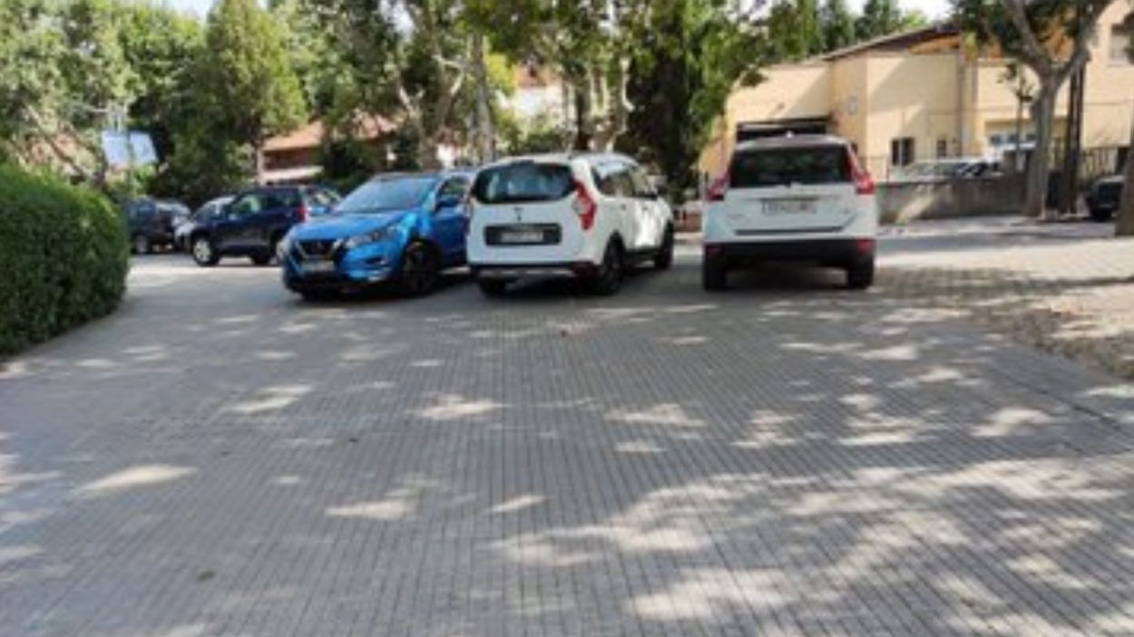 Cotxes aparcats sobre la vorera / Foto: Jaume Valldeperes (@CarlotaJaume)