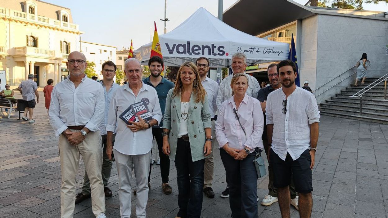 Membres de Valents a la plaça de Lluís Millet / Foto: Cugat Mèdia