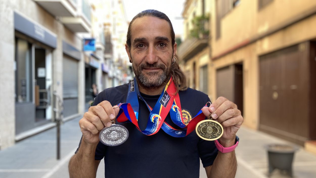Jordi Arias amb les medalles guanyades als Jocs Mundials de Policies i Bombers / Foto: Cugat Mèdia