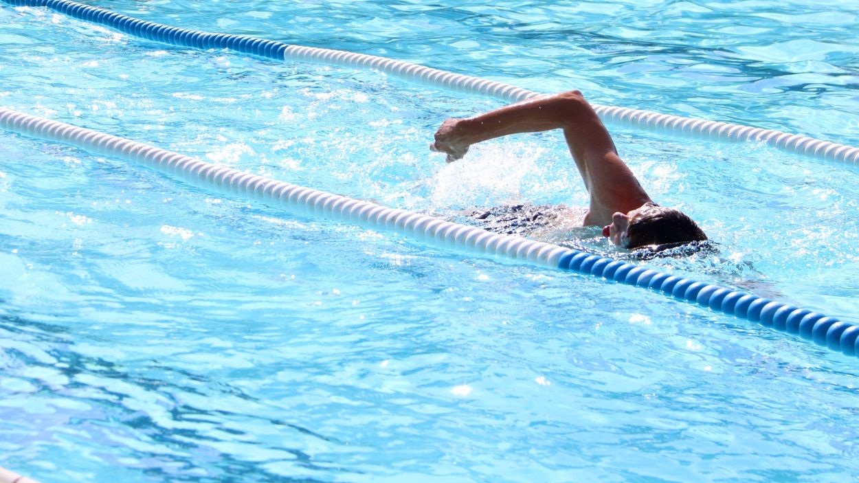 Una persona nedant a la piscina / Foto: ACN
