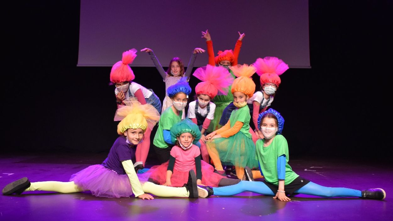 Imatge de l'elenc de 'Trolls', del grup infantil de Teatre Musical / Foto: Aula de So