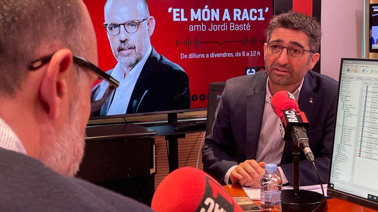 Jordi Puigneró durant l'entrevista a Rac1 amb Jordi Basté / Foto: @elmonarac1