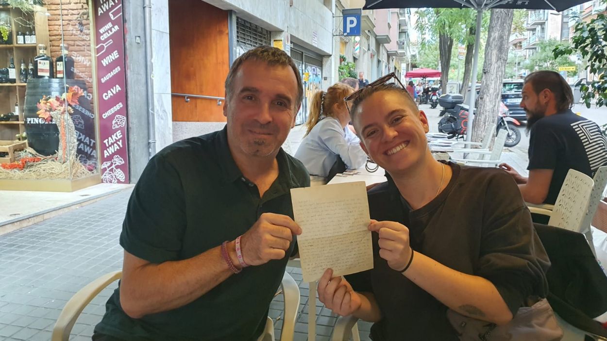 El Xavi i la Milena el dia de l'entrega de la carta trobada / Foto: Cedida