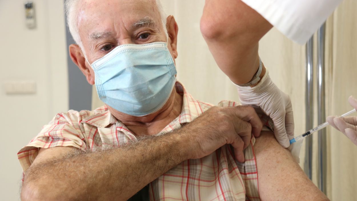 La meitat dels santcugatencs majors de 60 anys ja tenen la doble vacunació: grip i quarta dosi de la Covid