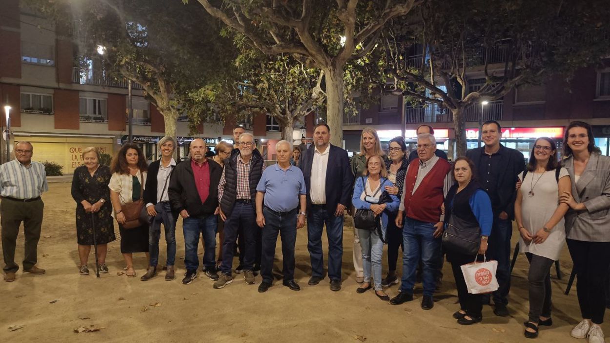 Junqueras, Ingla i els regidors d'ERC-MES, amb militants i simpatitzants a la plaa d'en Coll / Foto: Cugat Mdia
