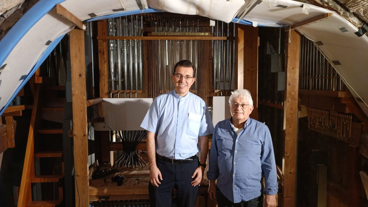 Mossèn Emili Marlés i el restaurador Fernando Acitores davant l'orgue del Monestir / Foto: Cugat Mèdia