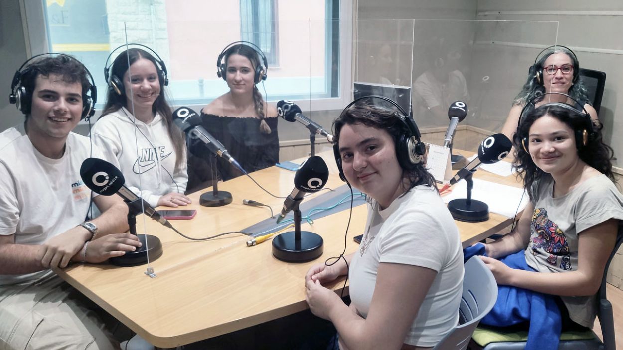 D'esquerra a dreta Albert Ferrera, Ylenia Muñoz, Nayara Pozo, Jèssica Sotodosos, Génesis Hernández i Bee Castellà a l'estudi 1 de Ràdio Sant Cugat / Foto: Cugat Mèdia