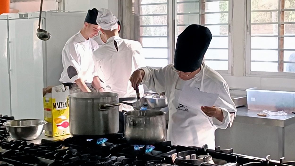 Fotografia dels alumnes del grau superior de cuina de l'Institut FP preparant els plats que presentaran al Fòrum Gastronòmic / Foto: Cugat Mèdia