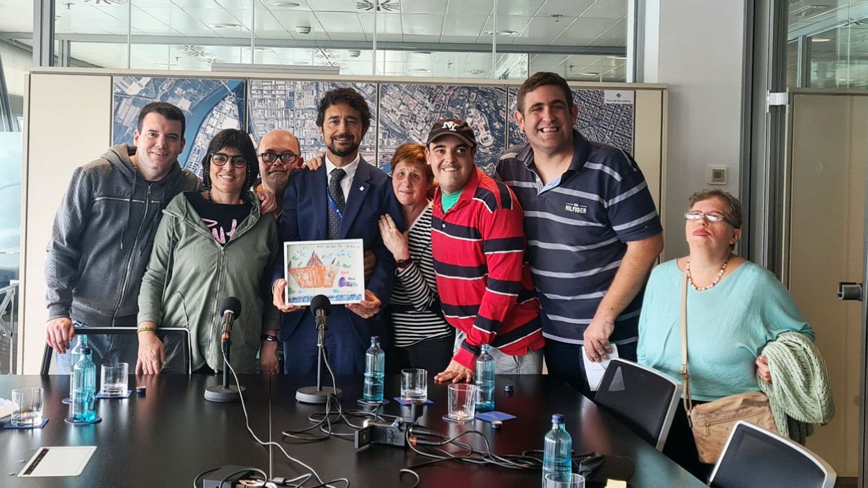 L'Àngel , la Núria, el David, l'Emma, el Guillem, l'Artur i la Maria José han entrevistat Damià Calvet al port de Barcelona / Foto: Catalònia