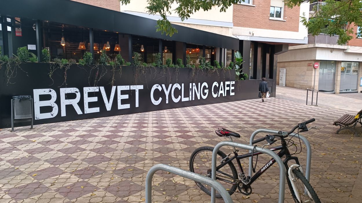 Exterior de la nova cafeteria Brevet Cycling Cafe, que acaba d'obrir aquest novembre a Sant Cugat / Foto: Cugat Mèdia