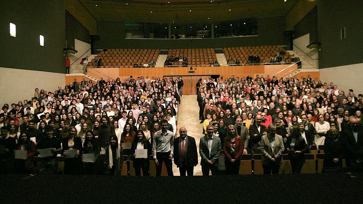 Foto de família dels assistents a l'acte, al Teatre-Auditori Sant Cugat / Foto: Generalitat