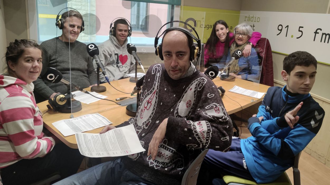 L'Alba, el Lalo, el Jose, el Tadeo, la Núria, la Rosa i l'Arnau a l'estudi 1 de Ràdio Sant Cugat /Foto: Cugat Mèdia