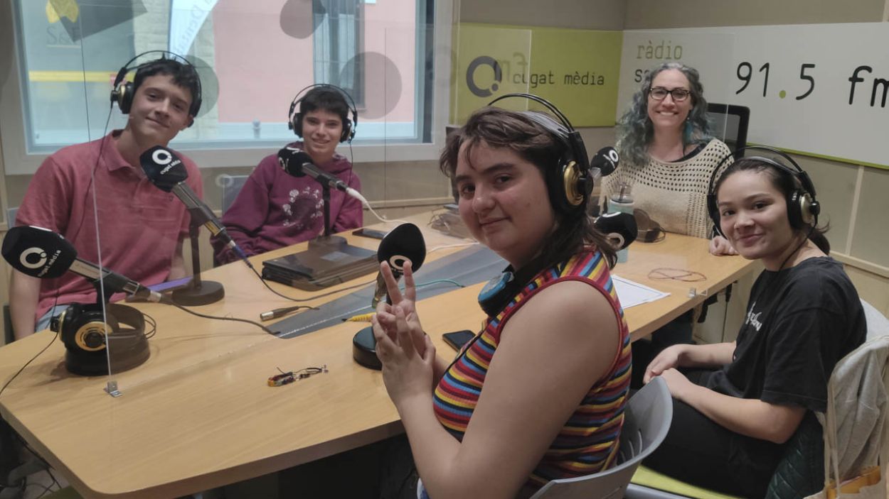 D'esquerra a dreta Genís Marcet, Martí Civit, Bee Castellà, Jèssica Sotodosos i Génesis Hernández a l'estudi 1 de Ràdio Sant Cugat / Foto: Cugat Mèdia
