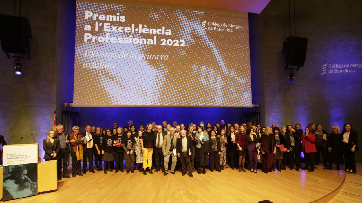 Fotografia de família dels Premis a l'Excel·lència Professional del Col·legi de Metges de Barcelona / Foto: UIC