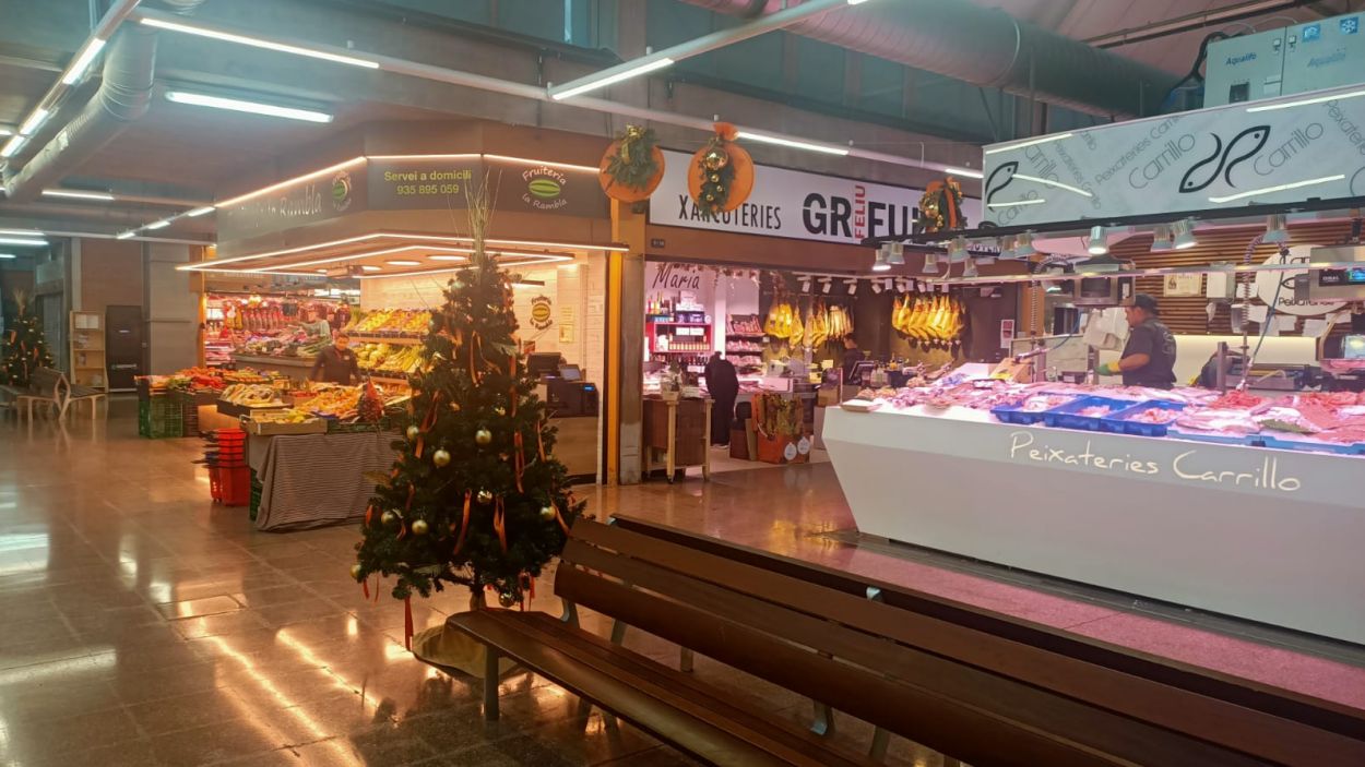 Fotografia del mercat de Torreblanca amb decoració de Nadal / Foto: Cugat Mèdia