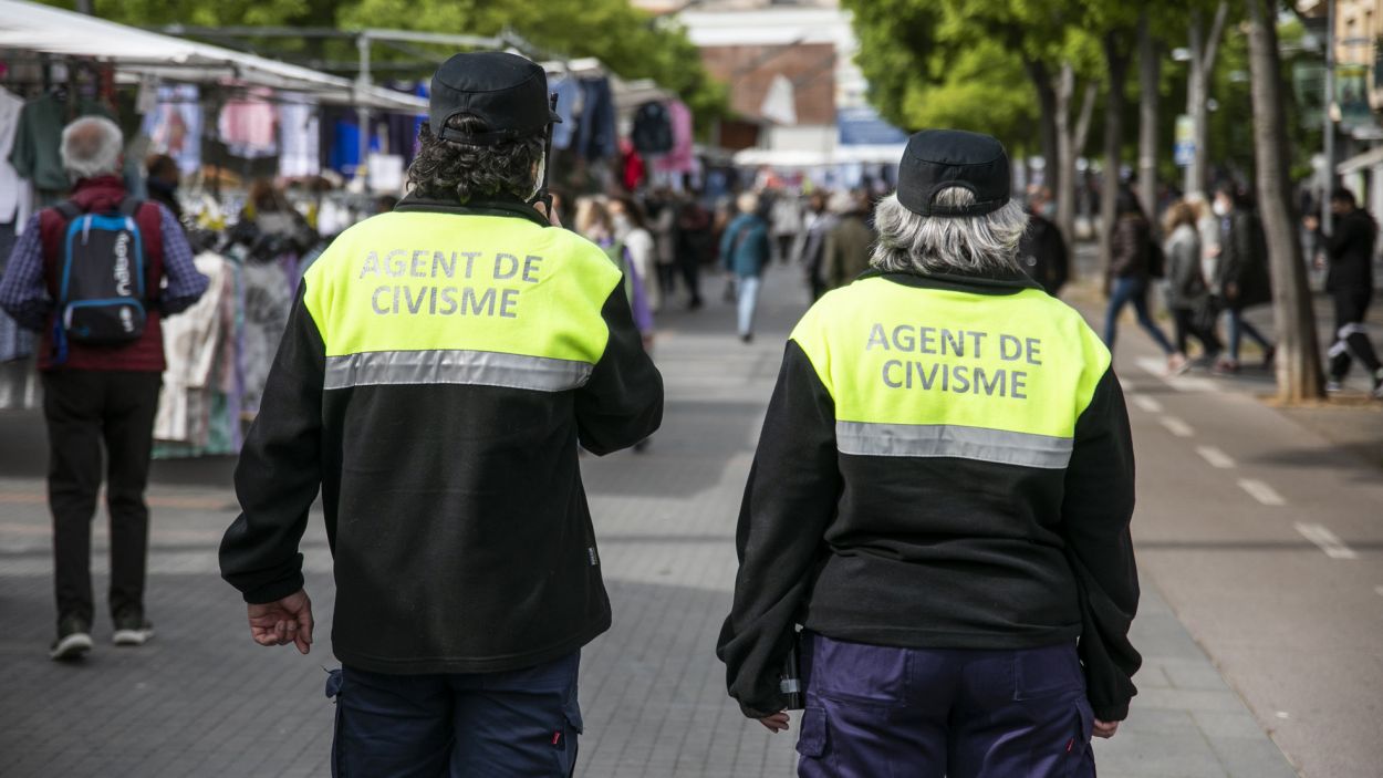 Dos agents de civisme de l'Ajuntament de Sant Cugat / Foto: Ajuntament