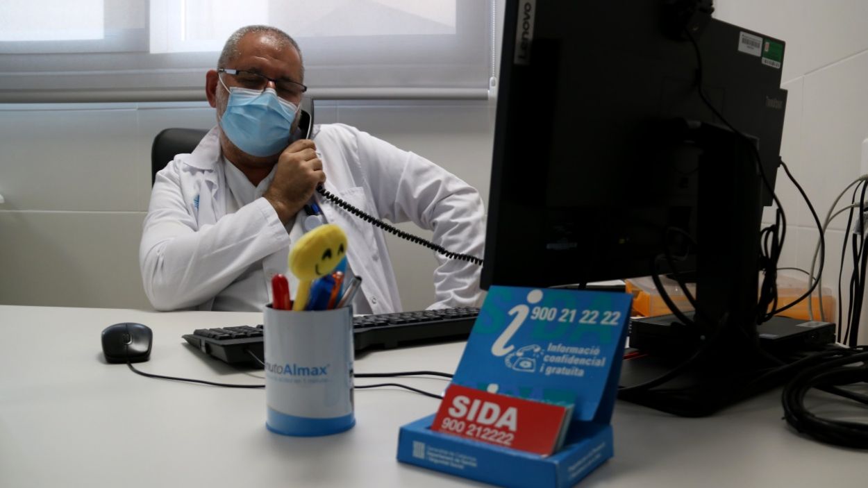 Un doctor atén per telèfon un pacient en la consulta de malalties infeccioses / Foto: ACN