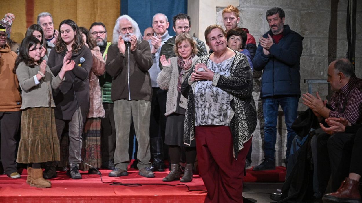 Dolors Vilarasau, amb el Gall d'Honor / Foto: Ajuntament de Sant Cugat