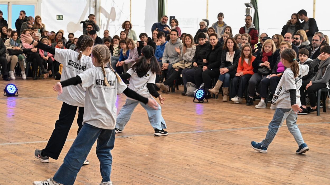 Imatge d'una de les actuacions del grup de dansa de l'Escola General Giap / Foto: Ajuntament