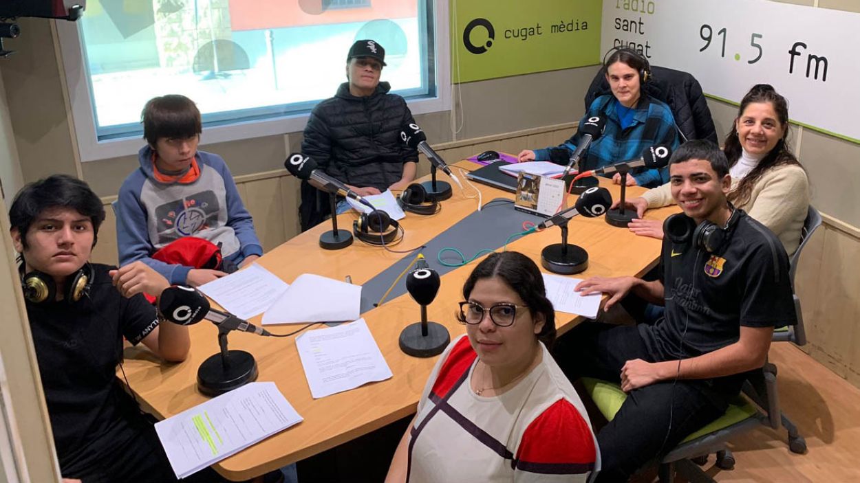 Els membres de l'equip del programa a l'estudi 1 de Ràdio Sant Cugat / Foto: Cugat Mèdia