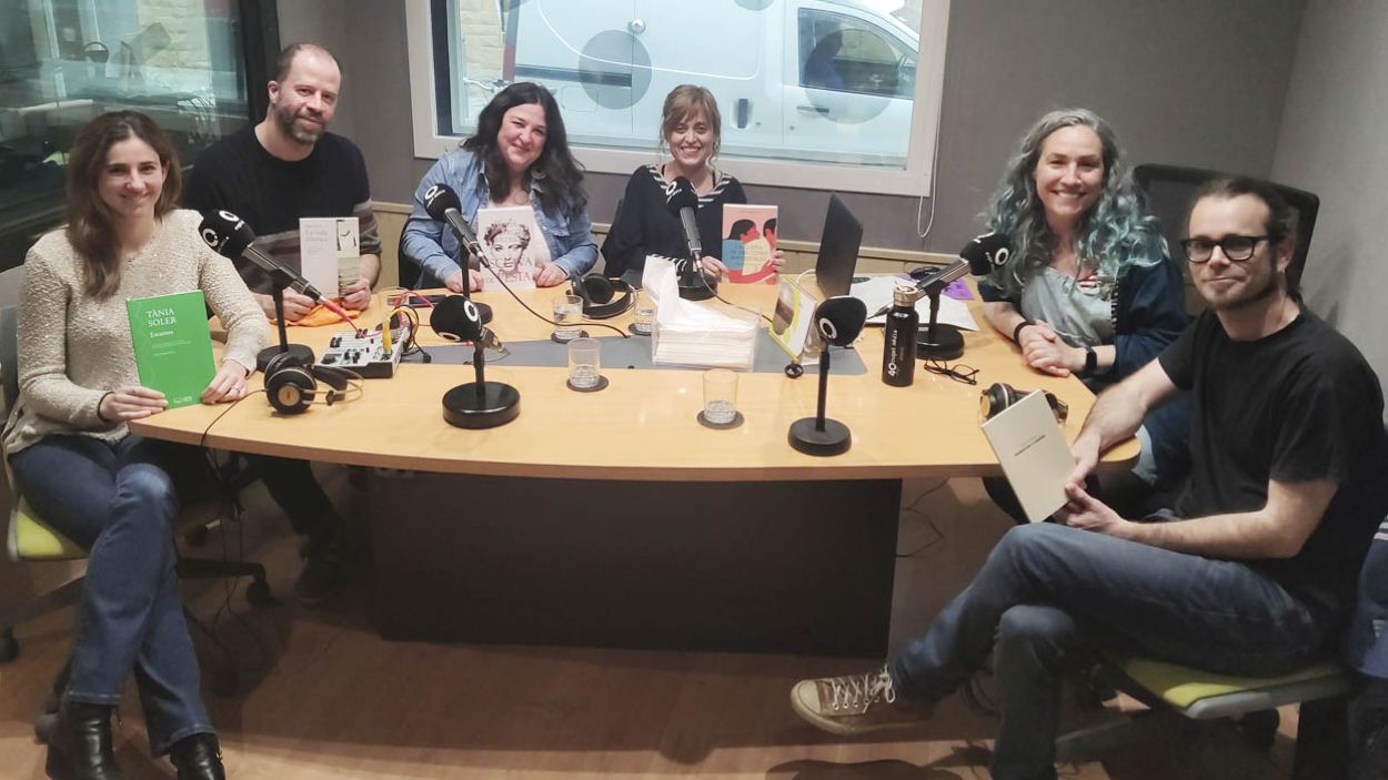 Tània Soler, Dani Vilaró, Mireia Gallego, Laura Gonzalvo i Gerard Díaz amb els seus llibres a l'estudi 1 de Ràdio Sant Cugat/Foto:Cugat Mèdia