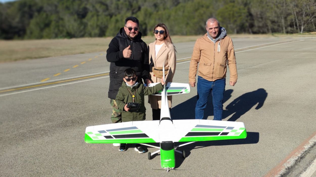 El jove pilot Eduardo Khachibabyan amb la seva família / Foto: Cugat Mèdia