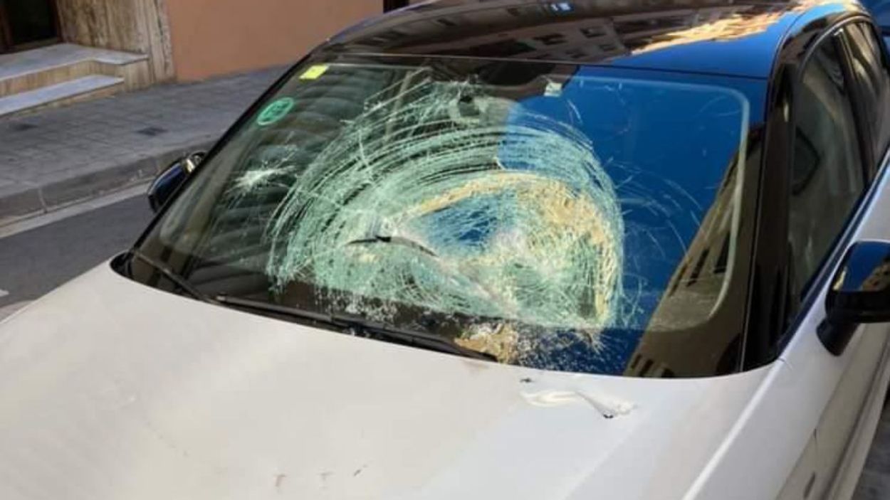 Un cotxe afectat per un impacte arran de la ventada
