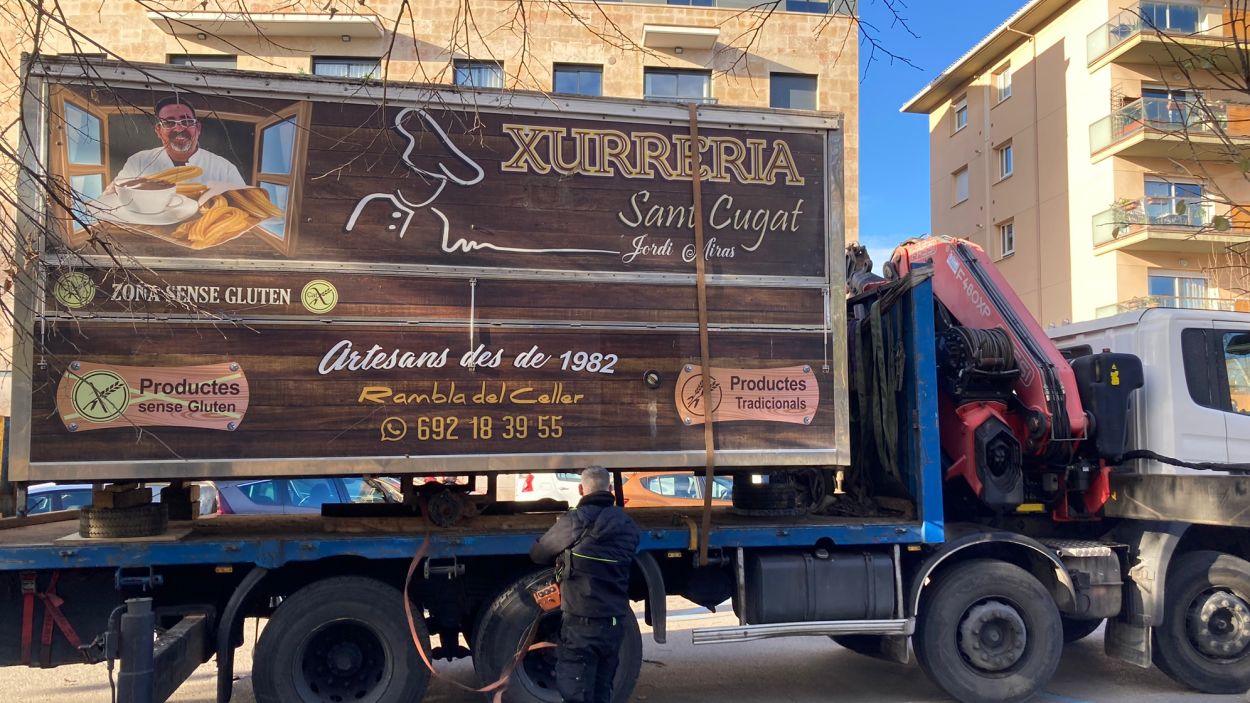 Imatge del mòdul de la xurreria carregada sobre un camió per traslladar-lo / Foto: Pere Soler