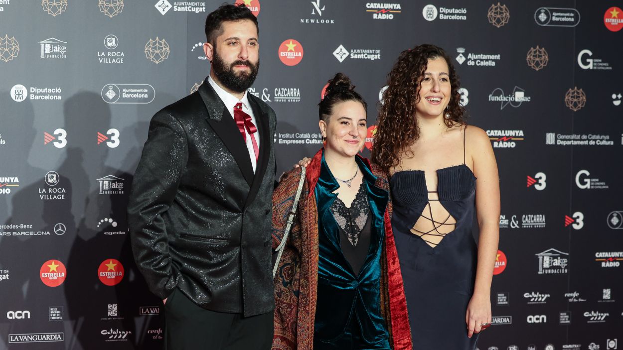 L'equip del curtmetratge 'Harta', amb la directora Júlia de Paz (centre), Sergio Grobas i Núria Dunjó, a la catifa vermella dels Gaudí al MNAC / Foto: ACN
