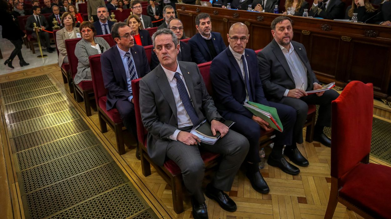 Els dotze acusats en el judici a l'1-O, entre els quals el santcugatenc Raül Romeva, asseguts al Tribunal Suprem durant una sessió / Foto: EFE