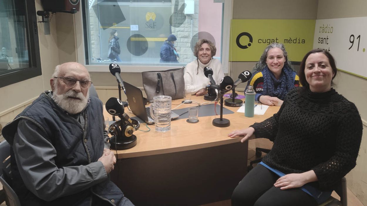 Eduard Jené, Teresa Canas, Jèssica Sotodosos i Vera Giró a l'estudi 1 de Ràdio Sant Cugat / Foto: Cugat Mèdia
