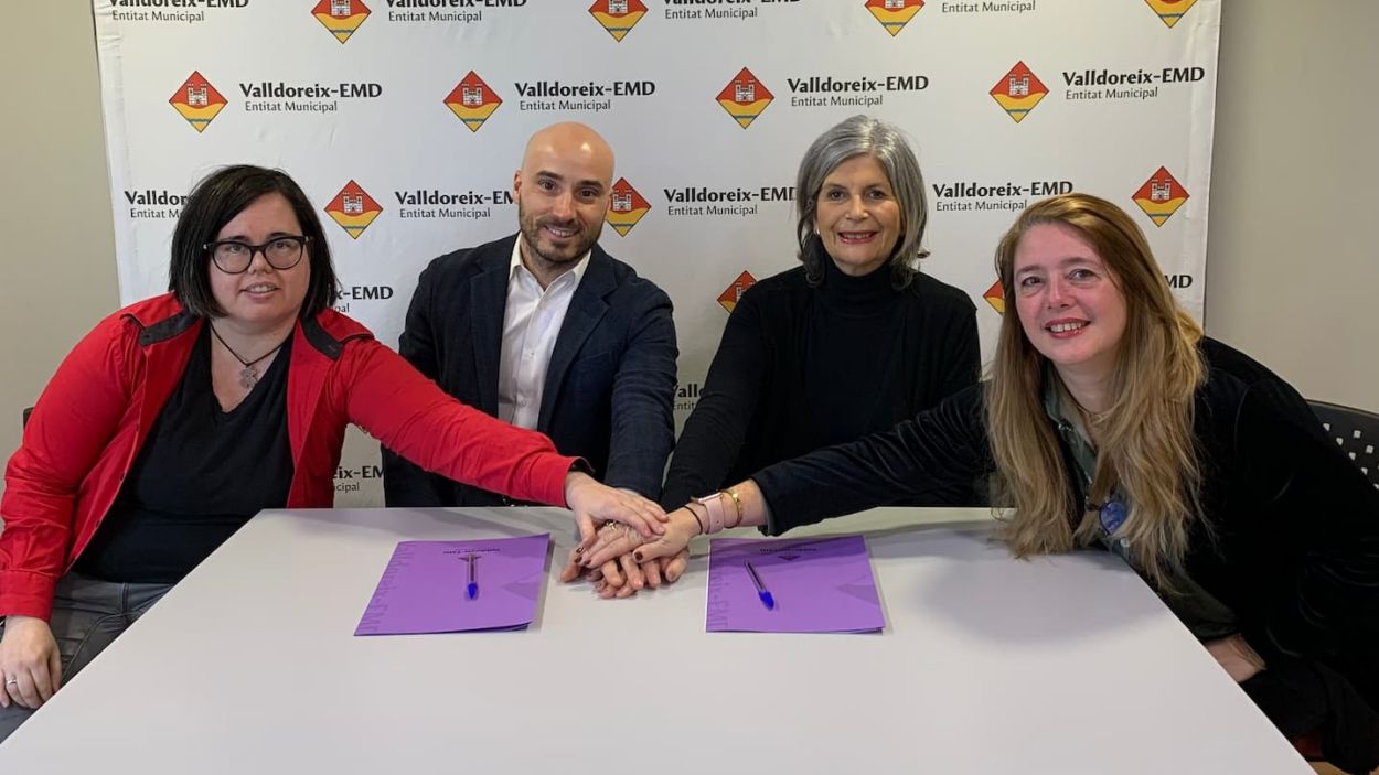 Fotografia de la signatura del contracte entre l'EMD Valldoreix i la Fundació Catalònia Creactiva / Foto: EMD Valldoreix