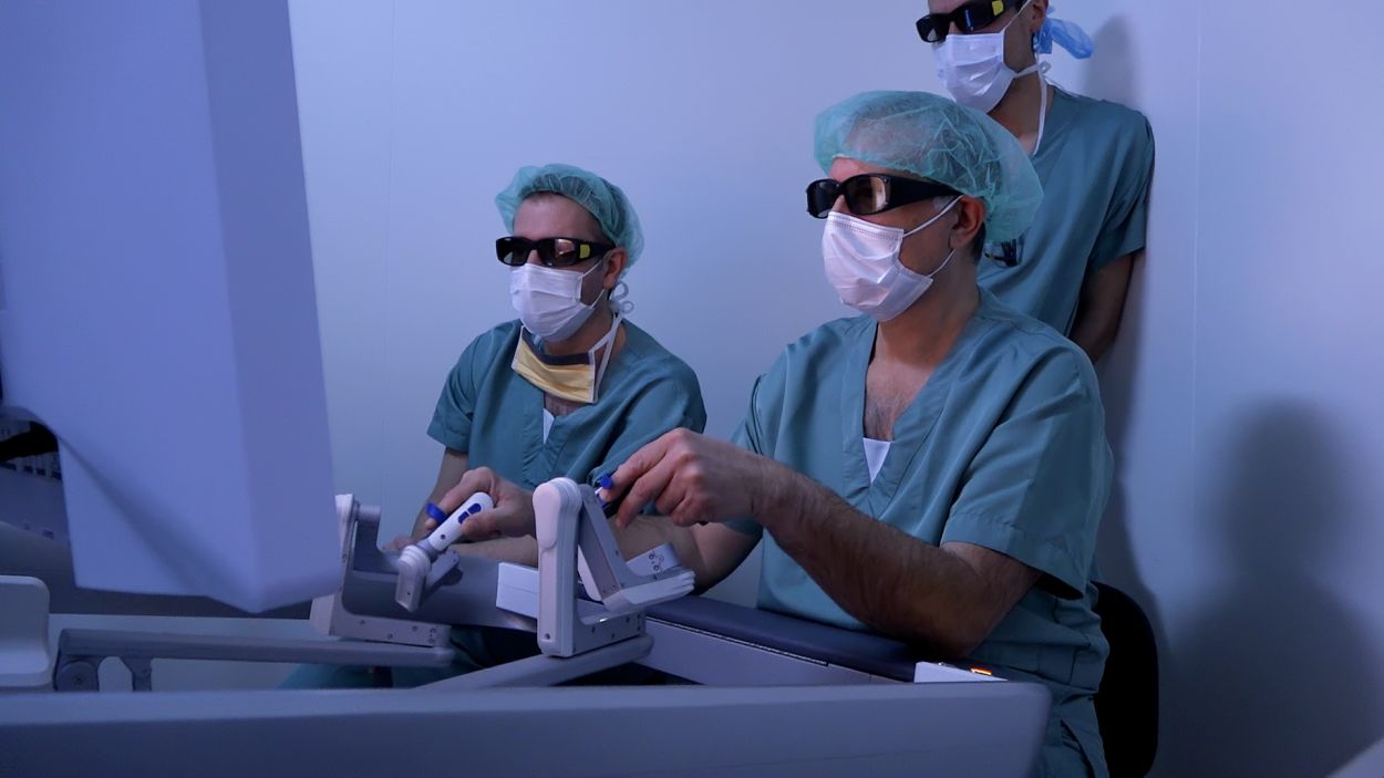 Un cirurgià amb els comandaments / Foto: Mútua Terrassa