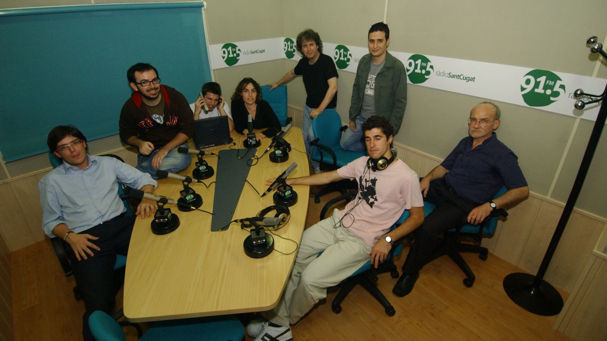 Alvira, a la dreta, amb l'equip de Musicals de Ràdio Sant Cugat, l'any 2006