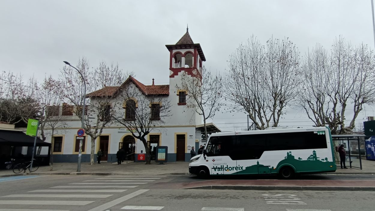 Estació d'autobús davant l'estació de FGC de Valldoreix / Foto: Cugat Mèdia