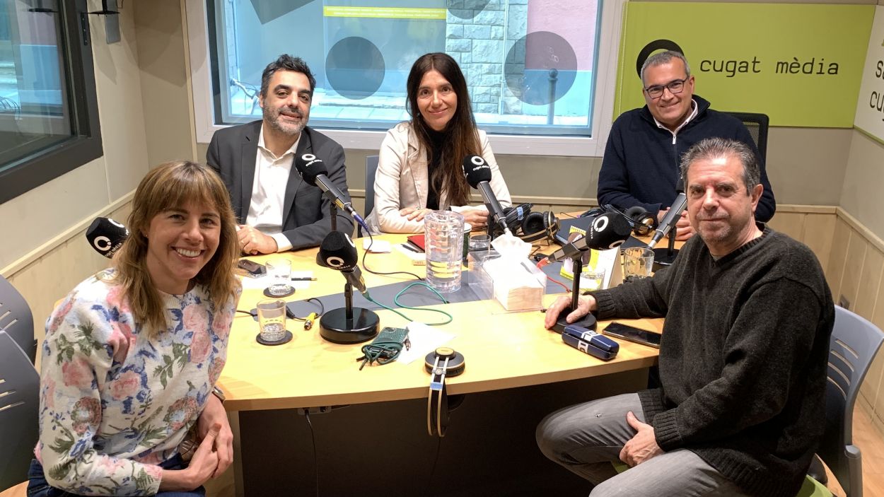 Marina Romero, Jofre Llombart, Cèlia Cernadas, Albert Solé i Ricard Vicente a l'estudi de ràdio / Foto: Cugat Mèdia