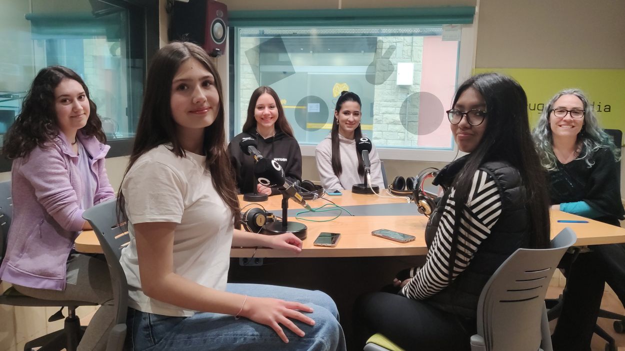 Cada mes alumnes de 4r d'ESO de l'institut Leonardo da Vinci realitzen un programa a Ràdio a Cugat Mèdia/ Foto: Cugat Mèdia