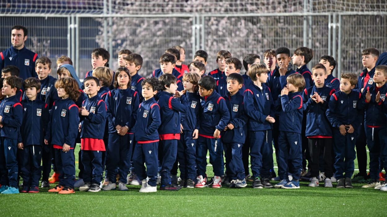 Futbolistes de la Penya Blaugrana Sant Cugat durant la presentació dels equips