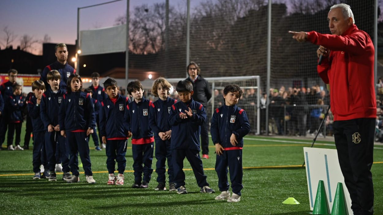 Hristo Stoichkov s'adreça als jugadors de la Penya / Foto: Ajuntament de Sant Cugat