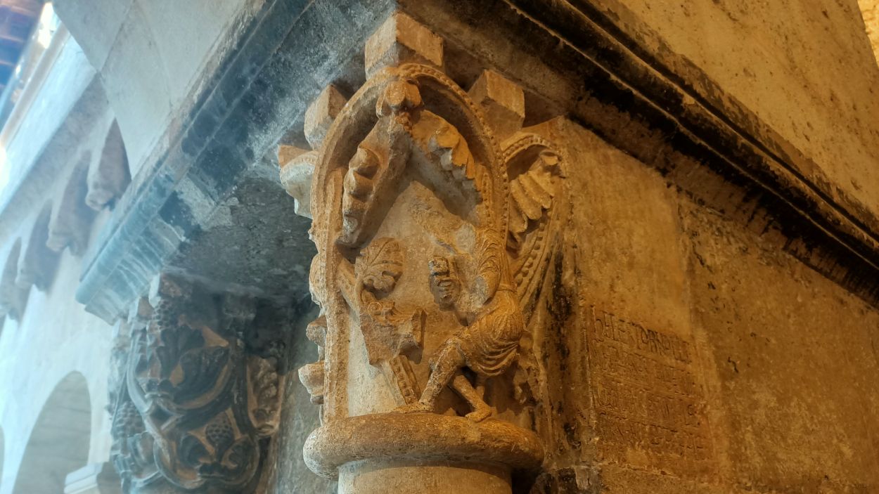 Capitell d'Arnau Cadell al pati del Monestir de Sant Cugat / Foto: Cugat Mèdia