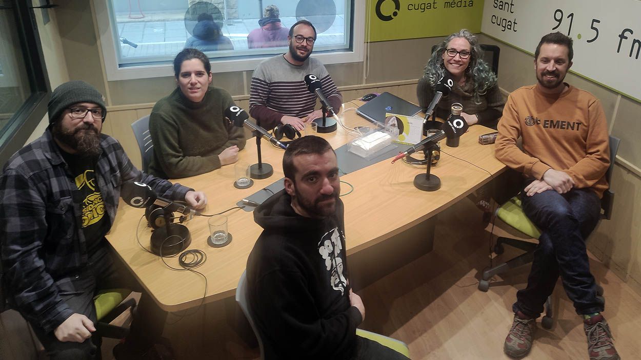 Pol Barbé, Leticia Martín, Ricky Undersounds, Andrés Ferrando, Jèssica Sotodosos i Jordi Portales a l'estudi 1 de Ràdio Sant Cugat/ Foto:Cugat Mèdia