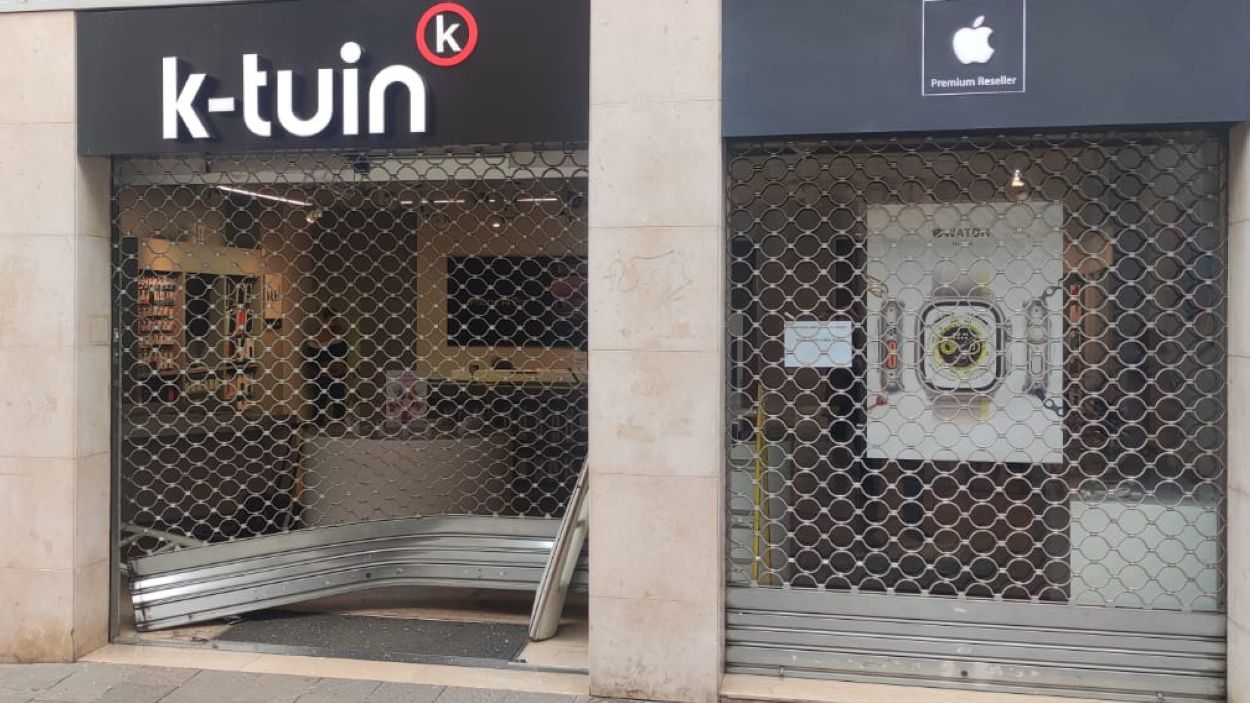 Imatge de la botiga K-tuin després del robatori d'aquesta matinada / Foto: Cugat Mèdia