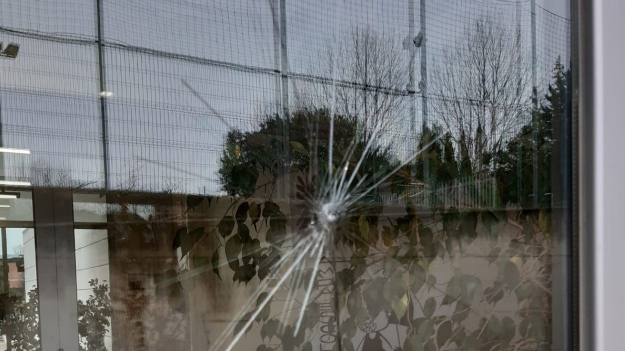 Fotografies del vidre de la porta d'entrada de l'Escola Bressol de Valldoreix trencat / Foto: EMD Valldoreix