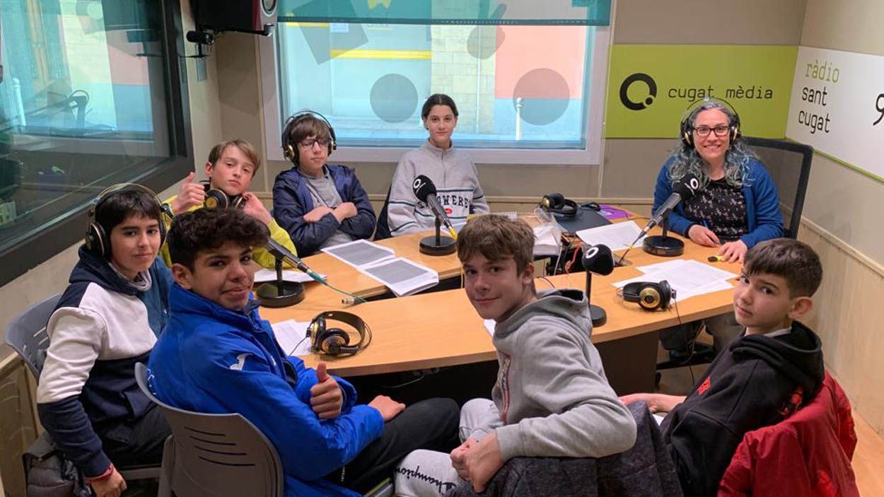 Alumnes de l'IE Catalunya a l'estudi 1 de Ràdio Sant Cugat /Foto: Cugat Mèdia