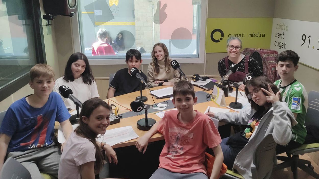 Alumnes de l'IE Catalunya a l'estudi 1 de Ràdio Sant Cugat /Foto: Cugat Mèdia